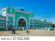 Здание железнодорожного вокзала Новосибирск-Главный и площадь имени Гарина-Михайловского. Новосибирск, Сибирь, Россия (2017 год). Редакционное фото, фотограф Евгений Мухортов / Фотобанк Лори