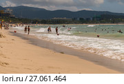 Strong waves of South China Sea on the Dadonghai Beach on the tourist island of Hainan (2017 год). Редакционное фото, фотограф Юлия Машкова / Фотобанк Лори