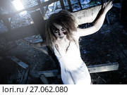 Mad woman in a white nightie. Стоковое фото, фотограф Art Konovalov / Фотобанк Лори