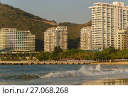 Strong waves of South China Sea on the Dadonghai Beach on the tourist island of Hainan (2017 год). Редакционное фото, фотограф Юлия Машкова / Фотобанк Лори