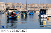 View on Malta bay between Kalkara and Birgu. (2017 год). Стоковое видео, видеограф Сергей Пристяжнюк (Serg Zastavkin) / Фотобанк Лори