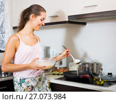 Girl making pancakes on pan. Стоковое фото, фотограф Яков Филимонов / Фотобанк Лори
