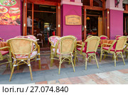 Кафе (Country Club Bar&Grill) на пешеходной улице Коль Идромено (Rruga Kole Idromeno), Шкодер, Албания (2017 год). Редакционное фото, фотограф Ольга Коцюба / Фотобанк Лори