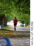 Young man in red - is running at the park. Стоковое фото, фотограф Константин Шишкин / Фотобанк Лори