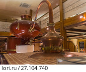 Старинный шарантский аламбик (перегонный куб для получения спирта для производства коньяка) в музее коньяка на заводе КиН в Москве (2017 год). Редакционное фото, фотограф Сергей Рыбин / Фотобанк Лори