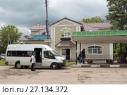 Верея, Московская область, люди на автостанции (2017 год). Редакционное фото, фотограф Дмитрий Неумоин / Фотобанк Лори