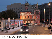 Москва, новая общественная остановка на Славянской площади с видом на храм (2017 год). Редакционное фото, фотограф Дмитрий Неумоин / Фотобанк Лори