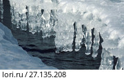 Icicles in polynya on ice of river Katun in winter. Стоковое видео, видеограф Сергей Пристяжнюк (Serg Zastavkin) / Фотобанк Лори