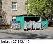 Помойка рядом с пятиэтажным жилым домом (7-я Парковая улица, 9/26). Район Измайлово. Город Москва (2017 год). Редакционное фото, фотограф lana1501 / Фотобанк Лори