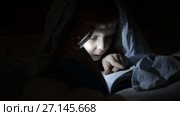 Мальчик с фонариком под одеялом читает книгу. Школьник, эмоции, секреты, ужасы, смех. Стоковое видео, видеограф Mikhail Erguine / Фотобанк Лори