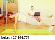 Girl practicing fitness. Стоковое фото, фотограф Яков Филимонов / Фотобанк Лори