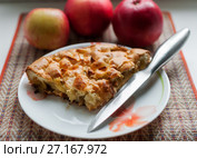 Шарлотка с яблоками на фоне красных яблок. Стоковое фото, фотограф Игорь Низов / Фотобанк Лори