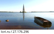 Июльское утро на Угличском водохранилище. Вид на затопленную колокольню Никольского собора. Калязин, Россия (2017 год). Стоковое видео, видеограф Виктор Карасев / Фотобанк Лори