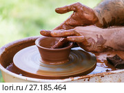 Master class on pottery, a close-up / The picture was taken in Russia, in the city of Orenburg, at the fair of the historical reconstruction festival "Ratny glory." 06/10/2017. Редакционное фото, фотограф Вадим Орлов / Фотобанк Лори