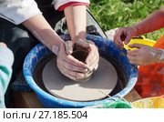 Master class on pottery / Photo taken in Russia, in the city of Orenburg, at the fair of the festival of historical reconstruction "Ratny glory." (2017 год). Редакционное фото, фотограф Вадим Орлов / Фотобанк Лори