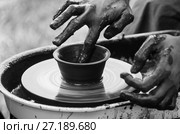 Master class on pottery, a close-up / The picture was taken in Russia, in the city of Orenburg, at the fair of the historical reconstruction festival "Ratny glory." 06/10/2017. Стоковое фото, фотограф Вадим Орлов / Фотобанк Лори