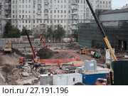 Москва, строительные работы и известный "Дом на набережной" (2017 год). Редакционное фото, фотограф Дмитрий Неумоин / Фотобанк Лори