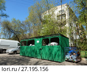 Мусорные контейнеры. Пятиэтажный трехподъездный панельный жилой дом серии I-510, построен в 1961 году. 9-я Парковая улица, 57 корпус 3. Район Северное Измайлово. Город Москва (2017 год). Редакционное фото, фотограф lana1501 / Фотобанк Лори