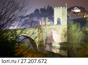 night view of old town with medieval bridge at Besalu. Стоковое фото, фотограф Яков Филимонов / Фотобанк Лори