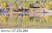 Озеро Джангысколь на плато Ештыкель, Алтай / Reflection of autumn forest with Larix sibirica in water of mountain lake Dzhangyskol on Eshtyke plateau. Alta. Стоковое видео, видеограф Сергей Пристяжнюк (Serg Zastavkin) / Фотобанк Лори