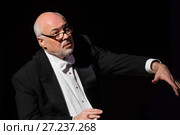 Дирижер Константин Орбелян на сцене во время дирижирования оркестром (2017 год). Редакционное фото, фотограф Николай Винокуров / Фотобанк Лори