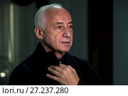 Народный артист СССР, дирижер Владимир Спиваков дает интервью федеральному каналу в стенах консерватории города Москвы, Россия (2017 год). Редакционное фото, фотограф Николай Винокуров / Фотобанк Лори