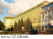 Гостиница "Россия" в строительной сетке. Нижний Новгород (2017 год). Редакционное фото, фотограф Александр Щепин / Фотобанк Лори