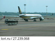 Самолет Airbus A350-900 (9V-SME) Singapore Airlinesу перед вылетом на рулежной дорожке аэропорта Мальпенса ранним утром. Милан (2017 год). Редакционное фото, фотограф Виктор Карасев / Фотобанк Лори