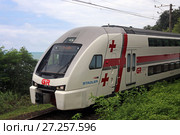 Современный двухэтажный поезд Stadler «Тбилиси — Батуми» на побережье Черного моря. Грузия (2017 год). Редакционное фото, фотограф Алексей Гусев / Фотобанк Лори