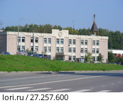 Трёхэтажное панельное здание, построено в 1996 году. Станции скорой и неотложной медицинской помощи им. А. С. Пучкова (подстанция № 53). Курганская улица, 5. Район Гольяново. Город Москва (2009 год). Стоковое фото, фотограф lana1501 / Фотобанк Лори