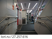 Тамбур вагона в двухэтажном поезде Stadler «Тбилиси — Батуми». Грузия (2017 год). Редакционное фото, фотограф Алексей Гусев / Фотобанк Лори