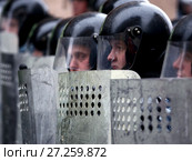 Шеренга полицейских в защитных шлемах со щитами (2007 год). Редакционное фото, фотограф Борис Кавашкин / Фотобанк Лори