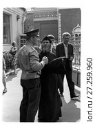 Разговор милиционера и священника. Редакционное фото, фотограф Борис Кавашкин / Фотобанк Лори