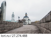 Город Тула, Николо-Зарецкая церковь пасмурным, осенним днём. Вид со стороны музея оружия (2017 год). Стоковое фото, фотограф Игорь Низов / Фотобанк Лори