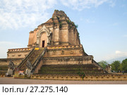 Руины гигантской ступы древнего буддистского храма Wat Chedi Luang. Чиангмай, Таиланд (2014 год). Редакционное фото, фотограф Виктор Карасев / Фотобанк Лори