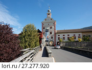Вид на старинные городские ворота Stadtturm и мост через реку Мальту осенью. Город Гмюнд-ин-Кернтен (Gmuend in Kaernten), Каринтия, Австрия (2017 год). Редакционное фото, фотограф Bala-Kate / Фотобанк Лори