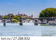Мосты Arts и Pont Neuf в Париже над рекой Сена. Франция (2017 год). Редакционное фото, фотограф Николай Коржов / Фотобанк Лори