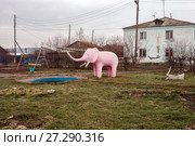 Сквер "Розовый слон" в Ужуре (2017 год). Редакционное фото, фотограф Светлана Попова / Фотобанк Лори