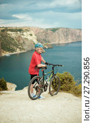 Portrait male cyclist with a mountain bike. Стоковое фото, фотограф Наталья Давыдова / Фотобанк Лори
