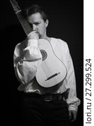 Man playing spanish renaissance instrument vihuela de mano. Стоковое фото, фотограф Дмитрий Черевко / Фотобанк Лори