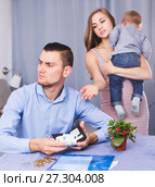woman with crying son extorting money. Стоковое фото, фотограф Яков Филимонов / Фотобанк Лори