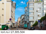 Moscow, Russia - July 24. 2017. Big Golovin Lane An old street in center of the city. Редакционное фото, фотограф Володина Ольга / Фотобанк Лори