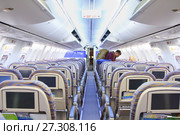 Dubai, United Arab Emirates - February 06, 2016: People leave the cabin of airliner after landing. Редакционное фото, фотограф Курганов Александр / Фотобанк Лори