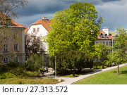 Old Town before rain in Warsaw, Poland (2017 год). Редакционное фото, фотограф Papoyan Irina / Фотобанк Лори