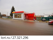 Автобусная крытая остановка с павильоном, на фоне деревни (2017 год). Редакционное фото, фотограф Светлана Попова / Фотобанк Лори