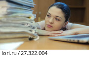 Woman with a lot o work. Стоковое видео, видеограф Илья Шаматура / Фотобанк Лори