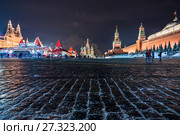 Москва. Красная площадь, Кремль, Спасская, Сенатская башни, мавзолей Ленина, ГУМ и каток в зимний вечер (2017 год). Редакционное фото, фотограф Алёшина Оксана / Фотобанк Лори