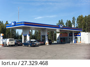 АЗС Тюменской нефтяной компании (ТНК) на трассе Кола в Карелии, около города Кемь (2011 год). Редакционное фото, фотограф Кекяляйнен Андрей / Фотобанк Лори