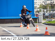 Обучение категории А на автодроме в автошколе. Мотоцикл на площадке. Стоковое фото, фотограф Кекяляйнен Андрей / Фотобанк Лори