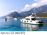Luxury yacht on turquoise water between the islands (2016 год). Редакционное фото, фотограф Евгений Ткачёв / Фотобанк Лори